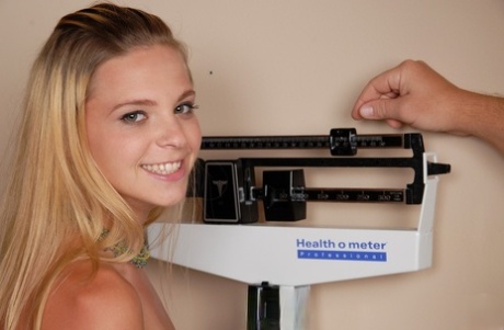 Bonde amateur Destiny strips at the casting before getting her pussy toyed